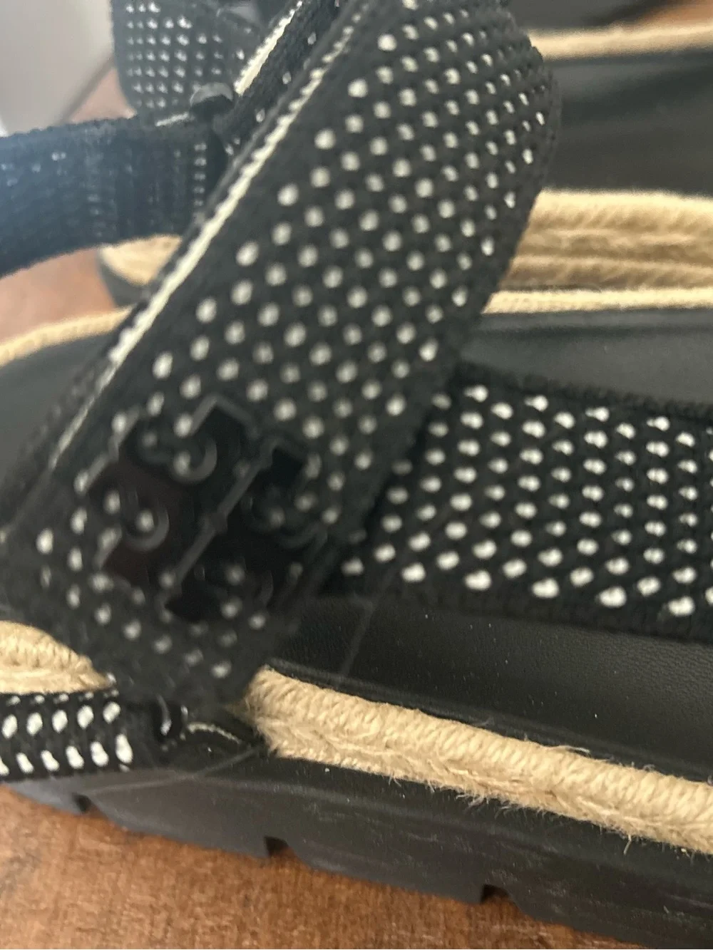 Tory Burch Kira Black Sport Sandals w/Adjustable Straps & Rubber Soles. Size 8